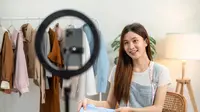Ilustrasi penjual melakukan sesi Shopee Live. (c) katcha.natsarin@gmail.com/Depositphotos.com