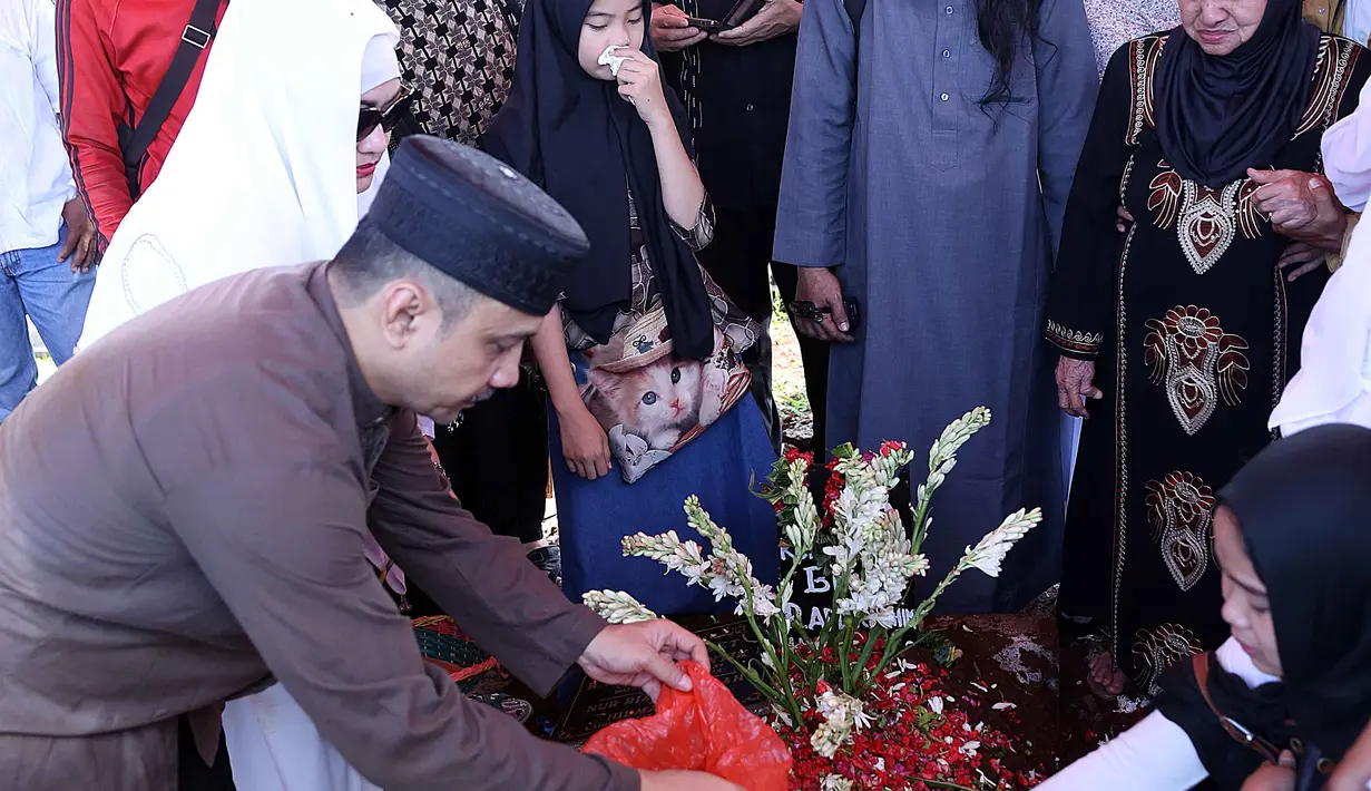"Tadi Alhamdulilah sempat Iqomahin mamah di liang lahat. Sebagai anak, tidak hanya saya, semua Orang Muslim pasti akan melakukan yang sama. Yang jelas harus ikhlas. Kita sadar semua akan kembali," ucap Adi di pusara ibunda. (Nurwahyunan/Bintang.com)
