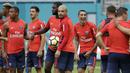 Gelandang Paris Saint-Germain, Angel Di Maria, tertawa saat mengikuti latihan di Miami, Selasa (25/7/2017). Paris Saint-Germain akan menghadapi Juventus pada laga turnamen pramusim bertajuk International Champions Cup 2017 di AS. (AP/Lynne Sladky)
