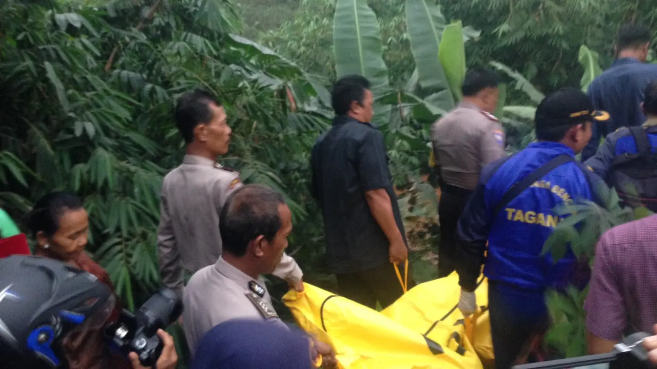 Jasad wanita ditemukan di pinggir kali Depok, Jawa Barat.