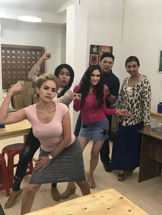 "Kami periksa lagi nanti, kita lihat dari hasil darah di Malaysia. Karena kalau ada yang beda, artinya juga lain. Perkembangan sejauh ini dokter bilang enggak apa-apa, kami sudah cari tahu penyebabnya," lanjut Asri Welas dilansir dari Liputan6.