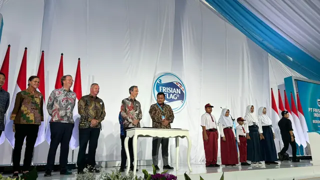 CEO FrieslandCampina Jan Derck van Karnebeek, Presiden Direktur Frisian Flag Indonesia, Berend van Wel, Direktur Jenderal Industri Agro Kemenperin Putu Juli Ardika meresmikan pabrik barunya di Cikarang Jawa Barat. (Tira/Liputan6.com)