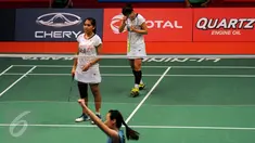 Pebulutangkis ganda putri Indonesia, Greysia Polii/Nitya tertunduk usai dikalahkan Tian Qing/Zhao Yunlei (Tiongkok) di Total BWF World Championships 2015, Jakarta, Sabtu (15/8/2015). Greysia/Nitya kalah 8-21, 16-21. (Liputan6.com/Helmi Fithriansyah)