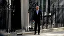 Menteri Dalam Negeri Inggris yang baru, Sajid Javid setibanya untuk rapat kabinet di 10 Downing Street, London, Selasa (1/5). Sajid Javid menjadi politisi pertama dari keluarga Muslim yang ditunjuk menjadi menteri dalam negeri Inggris. (AP/Matt Dunham)