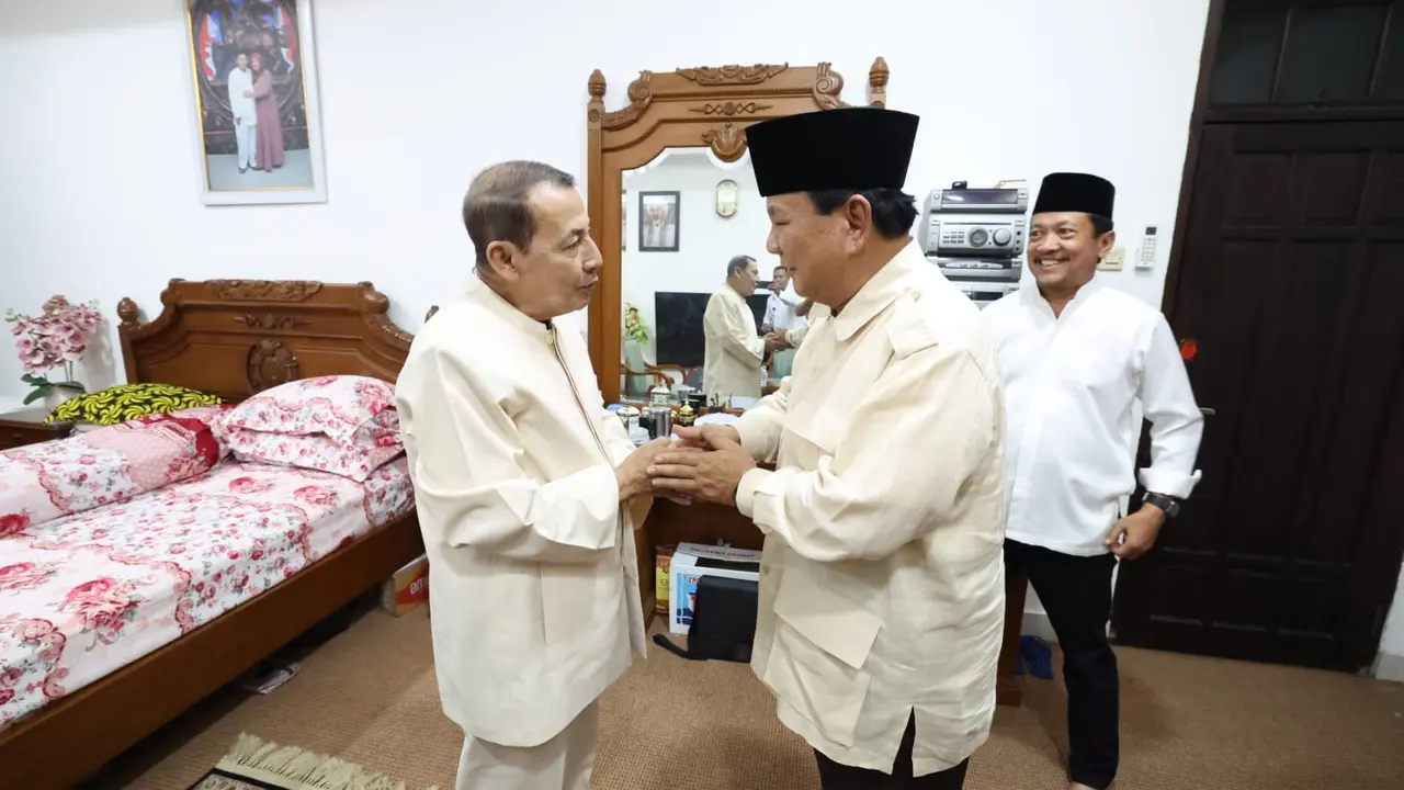 Ketua Umum Partai Gerindra Prabowo Subianto meneruskan silaturahmi lebarannya dengan berkunjung ke kediaman Habib Muhammad Lutfi bin Yahya