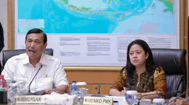 Menko Polhukam Luhut Pandjaitan (kiri) dan Menko PMK Puan Maharahani menggelar rapat koordinasi tingkat menteri di Kantor Kemenko Polhukam, Jakarta, Selasa (3/11). Rapat tersebut terkait evaluasi penanganan kabut asap. (Liputan6.com/Faizal Fanani)