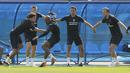Fabian Delph (3kiri) berusaha menghindar dari tangakpan Dele Alli pada sesi latihan di Zelenogorsk dekat St. Petersburg, Rusia, (13/7/2018). Inggris akan melawan Belgia untuk memperebutkan tempat ketiga Piala Dunia 2018. (AP/Dmitri Lovetsky)