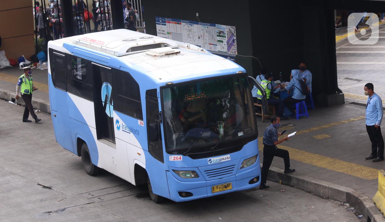 Bus Transjakarta terlihat di kawasan Stasiun Tanah Abang, Jakarta, Kamis (7/1/2021). Pemerintah melakukan pembatasan kapasitas dan operasional transportasi umum seiring diterapkannya kebijakan Pembatasan Kegiatan Masyarakat (PKM) pada 11-25 Januari 2021 di Jawa dan Bali. (Liputan6.com/Angga Yuniar)
