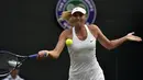 Tampil di No. 1 Court, All England Lawn Tennis and Croquet Club, (26/6/2014), petenis Rusia, Maria Sharapova, menunjukkan performa meyakinkan saat menekuk Timea Bacsinszky dua set langsung (6-2, 6-1). (REUTERS/Toby Melville)