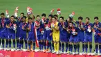 Pemain Thailand U-23 merayakan medali emas yang diraihnya setelah mengalahkan Myanmar U-23 dengan skor 3-0 dalam final sepak bola SEA Games 2015 di Stadion Nasional, Singapura. Senin (15/6). (Bola.com/Arief Bagus)