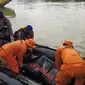 Tim SAR gabungan mengevakuasi jenazah korban kecelakaan kapal di perairan Indramayu, Senin (5/4/2021). (Foto: Basarnas)