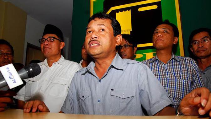 Selasa (15/04/14) Bupati Bogor, Rachmat Yasin bersama para pendukungnya menyampaikan mosi tidak percaya terhadap kepemimpinan Suryadharma Ali di Gedung PPP, Jakarta (Liputan6.com/Miftahul Hayat)