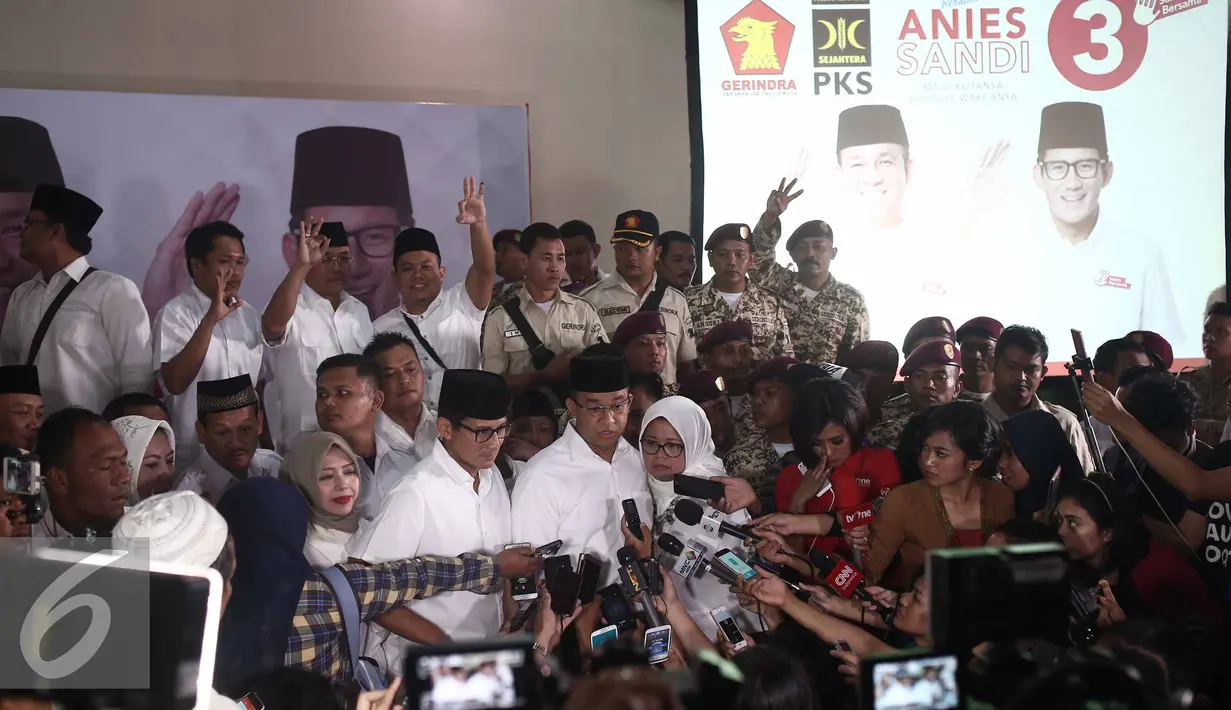 Suasana saat Calon gubernur dan wakil gubernur DKI, Anies Baswedan dan Sandiaga Uno saat memberikan keterangan kepada awak media di DPP Gerindra, Jakarta, Rabu (15/2). (Liputan6.com/Faizal Fanani)