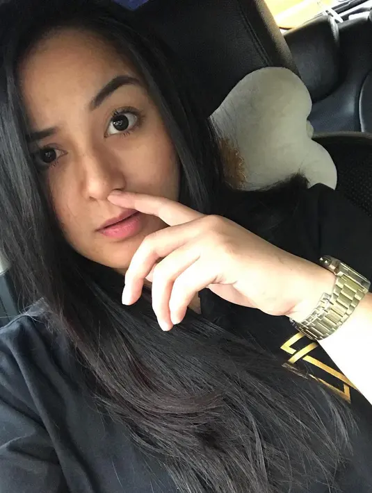 Anisa saat itu menjelaskan bahwa putrinya, Juwi lebih mementingkan pacarnya daripada mamanya. Begitu juga saat neneknya terbaring sakit dirumah sakit. Begitu juga dengan uang 800 ribu yang sempat diributkan. (Instagram/juwitabahar11)