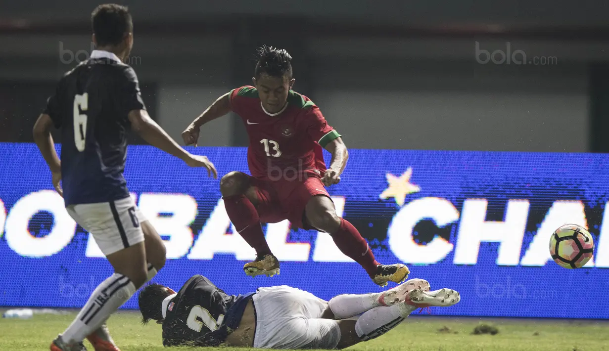 Gelandang Timnas Indonesia, Febri Hariyadi, menghindari tekel pemain Kamboja pada laga persahabatan di Stadion Patriot, Bekasi, Rabu (4/10/2017). Indonesia menang 3-1 atas Kamboja. (Bola.com/Vitalis Yogi Trisna)