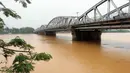 Kondisi daerah yang terendam banjir setelah hujan deras mengguyur Provinsi Thua Thien-Hue, Vietnam, 20 Oktober 2020. Bencana alam menyebabkan 105 orang tewas dan 27 lainnya hilang di sejumlah wilayah tengah dan dataran tinggi tengah Vietnam sejak awal Oktober. (Xinhua/VNA)