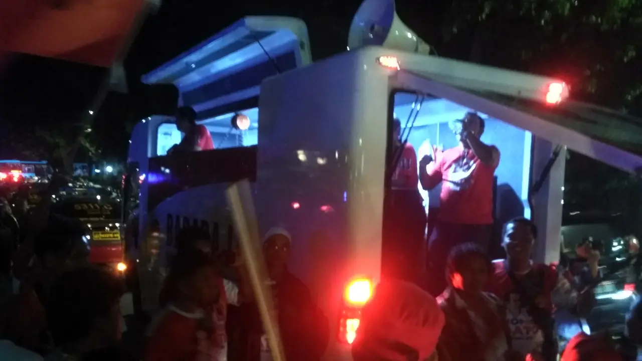 Mobil Komando Pendukung Jokowi-Ma'ruf Hibur Petugas Keamanan Debat Capres