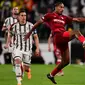 Pemain Sevilla, Loic Bade mengontrol bola pada laga leg pertama semifinal Liga Europa 2022/2023 melawan Juventus di Allianz Stadium, Juventus, Jumat (12/05/2023) WIB. Laga berakhir dengan skor 1-1. (AFP/Marco Bertorello)