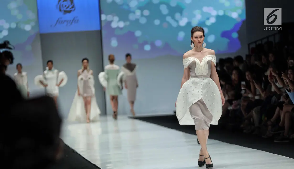 Sejumlah model berjalan diatas catwalk membawakan rancangan desainer Bunka School of Fashion dalam ajang Jakarta Fashion Week 2018 di Senayan City, Jakarta, Kamis (26/10). Bunka School of Fashion mengusung “Diversity in Art". (Liputan6.com/Faizal Fanani)