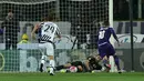 Kiper Juventus, Gianluigi Buffon, menggagalkan tendangan penalti pemain Fiorentina dalam lanjutan Serie A di Stadion Artemio Franchi, Firenze, Senin (25/4/2016) dini hari WIB. (AFP/Alberto Pizzoli)