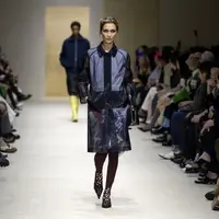 Bella Hadid berjalan untuk Prada di Milan Fashion Week 2026. (dok. MIGUEL MEDINA / AFP)