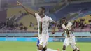 Striker Timnas Mali U-17 berusia 17 tahun, Mamadou Doumbia yang kini tengah membela klub Mali, Black Stars telah mencetak 3 gol di Piala Dunia U-17 2023. Ketiga gol dicetak lewat hattrick ke gawang Uzbekistan pada laga pertama Grup B yang berkesudahan dengan skor 3-0 (10/11/2023). Sayang, pada laga kedua saat menghadapi Spanyol (13/11/2023), ia mendapatkan kartu merah pada menit ke-40, Mali pun menyerah 0-1 di akhir laga. (Bola.com/Arief Bagus)