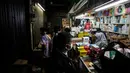 Aktivitas jual beli obat dan alat kesehatan di Pasar Pramuka, Jakarta, Rabu (23/6/2021). Ketua Asosiasi Pedagang Pasar Pramuka, Yoyon mengatakan peningkatan penjualan vitamin di tempat tersebut di tengah pandemi COVID-19 mulai terlihat dari beberapa pekan lalu. (Liputan6.com/Johan Tallo)