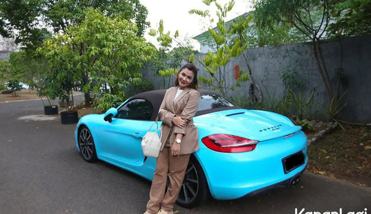 Potret Rey dengan salah satu mobil mewahnya. Saat terpuruk, Pablo dan suami bekerja keras tak kenal lelah. Pablo Benua tetap berusaha mencari job sebagai lawyer. [Foto: KapanLagi.com®/Budy Santoso]