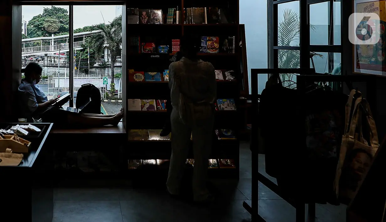 Pengunjung membaca dan memilih buku di Makarya, toko buku Gramedia Matraman, Jakarta, Kamis (30/1/2025). (Liputan6.com/Herman Zakharia)