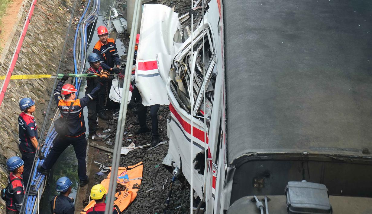 Para pekerja menggunakan derek saat evakuasi korban kecelakaan Kereta Api Jarak Jauh (KAJJ) Argo Bromo Anggrek dan Kereta Rel Listrik (KRL) Commuter Line di Stasiun Bekasi Timur, Bekasi, Jawa Barat, Selasa 28 April 2026. (AP Photo/Tatan Syuflana)