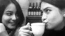 Menghabiskan waktu bersama, Maudy Ayunda dan Amanda Khairunnisa memilih untuk menikmati kopi. (Liputan6.com/IG/maudyayunda)