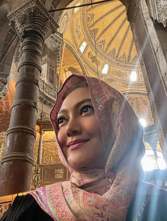 Tak hanya kecantikan fisik, wanita 50 tahun ini juga dipuji sebagai perempuan yang cantik luar dalam. Penampilannya kali ini memang begitu elegan. Apalagi, selama ini Bella Saphira juga terkenal baik dan jauh dari sensasi. Tak heran meski sudah tak aktif di dunia hiburan, Bella masih memiliki banyak penggemar. (Liputan6.com/IG/@bellasaphiraofficial)
