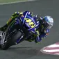 Pebalap Movistar Yamaha, Valentino Rossi, kurang puas dengan hasil hari pertama tes pramusim MotoGP 2017 di Sirkuit Losail, Qatar, Jumat (10/3/2017). (Crash)