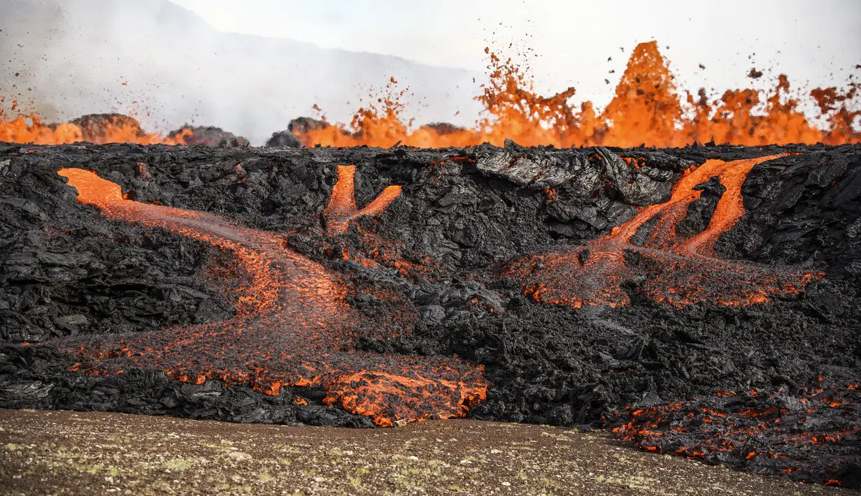 Tampilan close-up lava yang mengalir dari gunung berapi Fagradalsfjall di Islandia pada Rabu (3/8/2022), yang terletak 32 kilometer (20 mil) barat daya ibu kota Reykjavik dan dekat dengan Bandara Internasional Keflavik. IMO mengatakan letusan itu terjadi di daerah yang tidak berpenduduk, 30 kilometer dari ibu kota dan tidak menimbulkan korban. (AP Photo/Marco Di Marco)