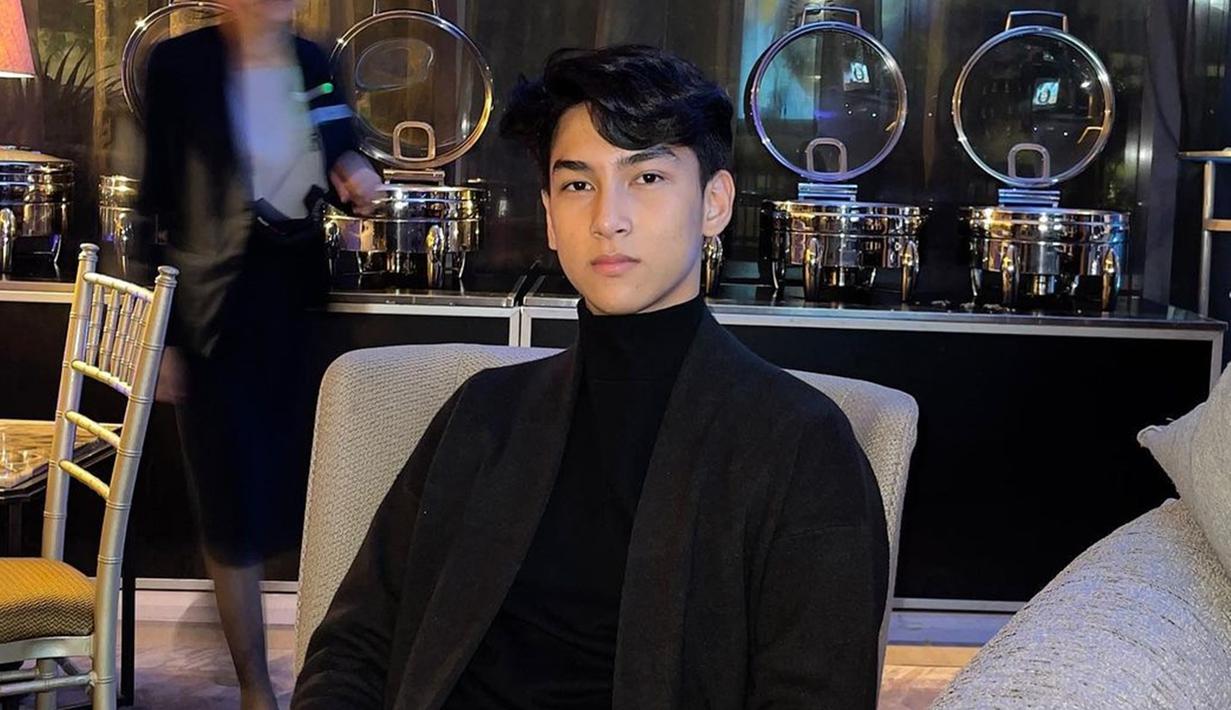 Pemain baru selanjutnya yang bintangi web series My Nerd Girl 2 adalah Farell Akbar. Belum diketahui Farell berperan sebagai siapa, namun banyak yang menantikan akting aktor muda berusia 16 tahun ini. Bukan yang pertama, web series My Nerd Girl 2 merupakan web series keempat yang dibintangi Farell. Populer lewat sinetron Dari Jendela SMP, tentunya sudah banyak yang mengenal aktor yang memulai karier tahun 2016 ini. (Liputan6.com/IG/@farell.akbar11)