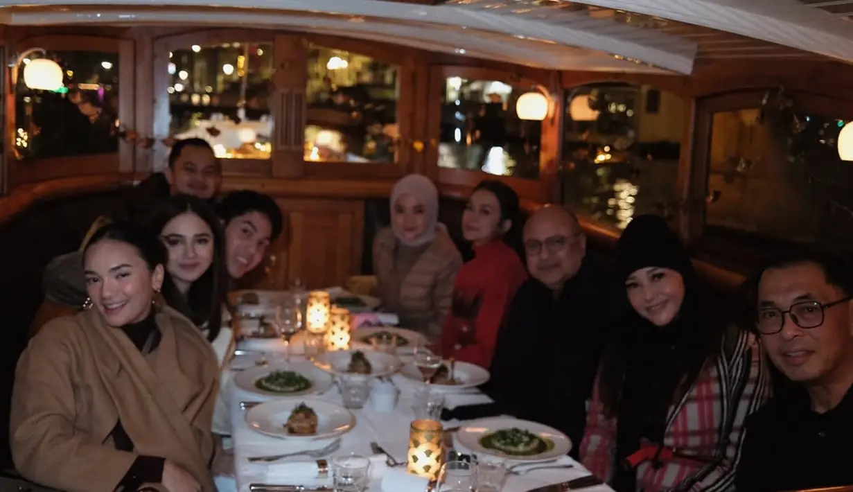 Syifa Hadju memilih menggerai rambutnya dengan belah tengah saat makan malam di dalam kapal [@syifahadju]