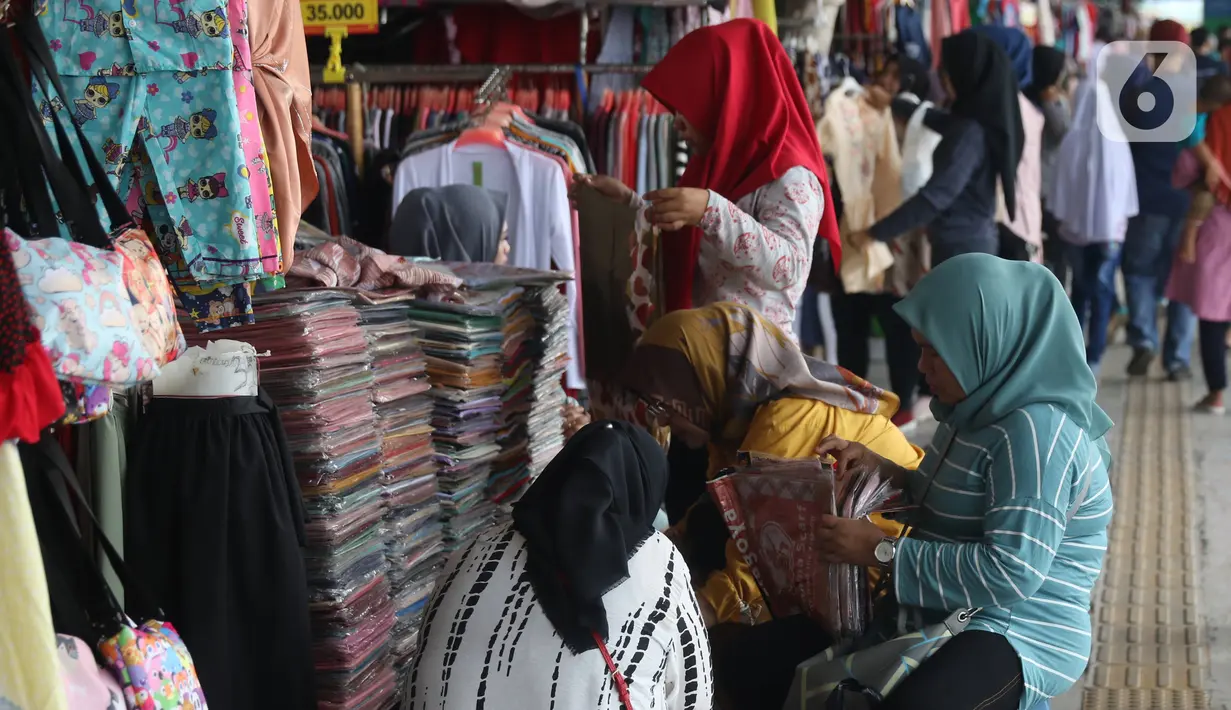 Calon pembeli memilih pakaian di Skybridge Pasar Tanah Abang, Jakarta, Jumat (27/12/2019). Kepala Badan Koordinasi Penanaman Modal Bahlil Lahadalia menyatakan di Pasar Tanah Abang sulit ditemukan produk asli buatan Indonesia karena membanjirnya produk garmen luar negeri. (Liputan6.com/Angga Yuniar)