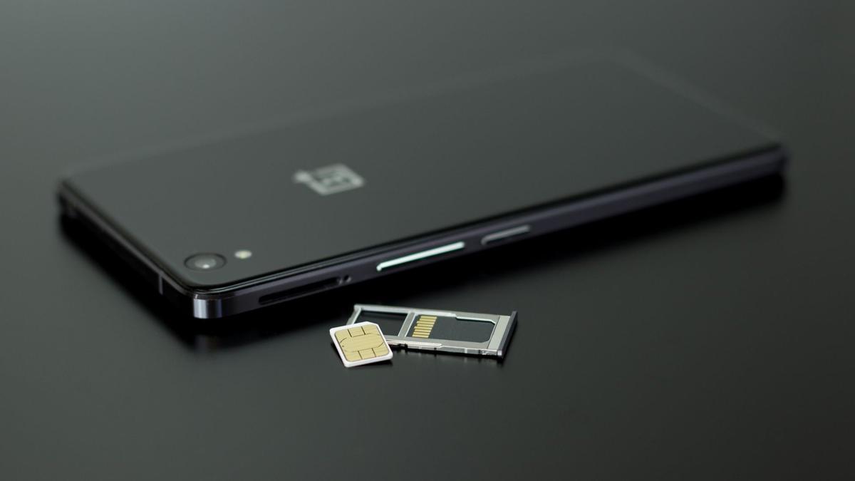 Registrasi Kartu SIM Wajib Biometrik Wajah, Akses NIK dan KK Ditutup Permanen