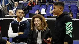 Pemain Chelsea Ruben Loftus-Cheek bersama Ethan Ampadu dari Chelsea dan pemain Cristal Palace Patrick van Aanholt menyaksikan basket NBA London Game 2019 antara Washington Wizards dan New York Knicks di London (17/1). (AP Photo/Alastair Grant)