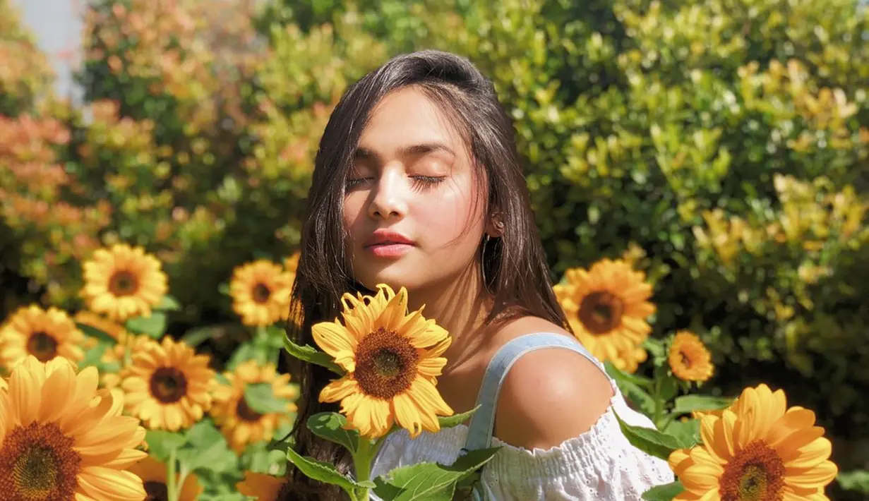 Bicara tentang ekspresi, jangan ragukan kemampuan Syifa Hadju. Saat berekspresi dengan mata terpejam sambil berada di taman bunga matahari, pemeran Olive si sinetron Magic Tumbler ini terlihat begitu cantik memesona. (Liputan6.com/IG/@syifahadjureal)