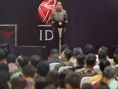Presiden Joko Widodo memberikan sambutan pada penutupan index saham gabungan 2017 di BEI, Jakarta, Jumat (29/12). Perdagangan bursa saham 2017 ditutup pada level 6.355,65 poin, angka tersebut naik dibandingkan tahun 2016. (Liputan6.com/Angga Yuniar)
