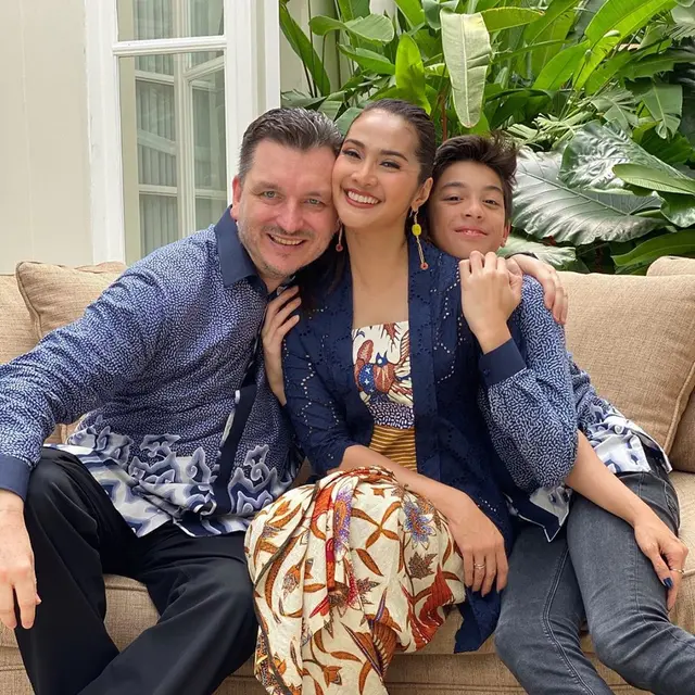 Suami Ulang Tahun Ini 7 Kebersamaan Maudy Koesnaedi dengan Keluarga Kecilnya
