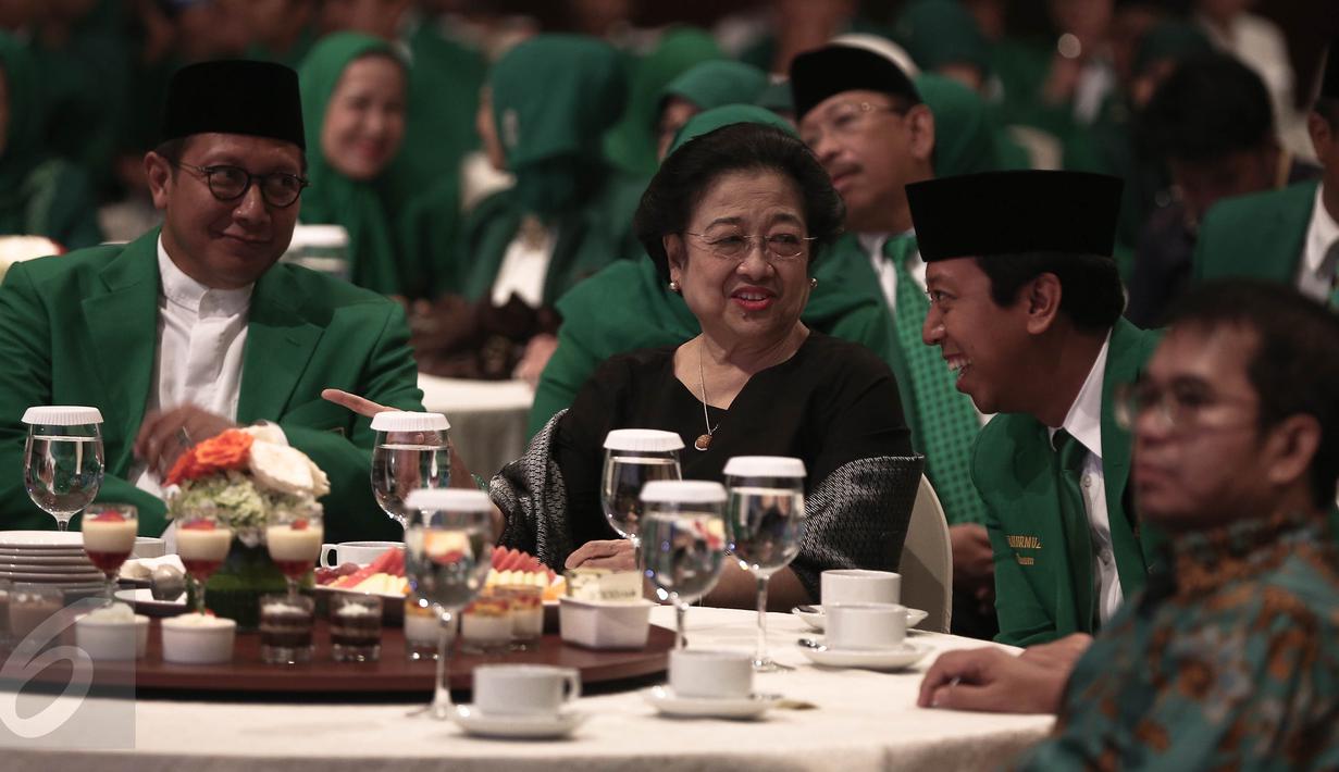 Ketua Umum PPP Romahurmuziy (kedua kanan) berbincang dengan Mantan presiden RI ke- 5 Megawati Soekarnoputri (tengah) , Jakarta, Jumat (20/5/2016). PPP melakukan pelantikan masa bakti 2016-2021.  (Liputan6.com/Faizal Fanani)