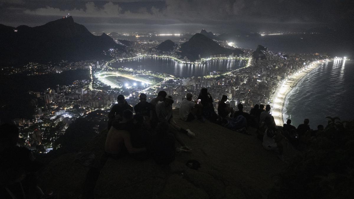 200 Turis Terjebak di Tengah Adu Tembak Polisi vs Gangster di Puncak Gunung Populer Rio de Janeiro
