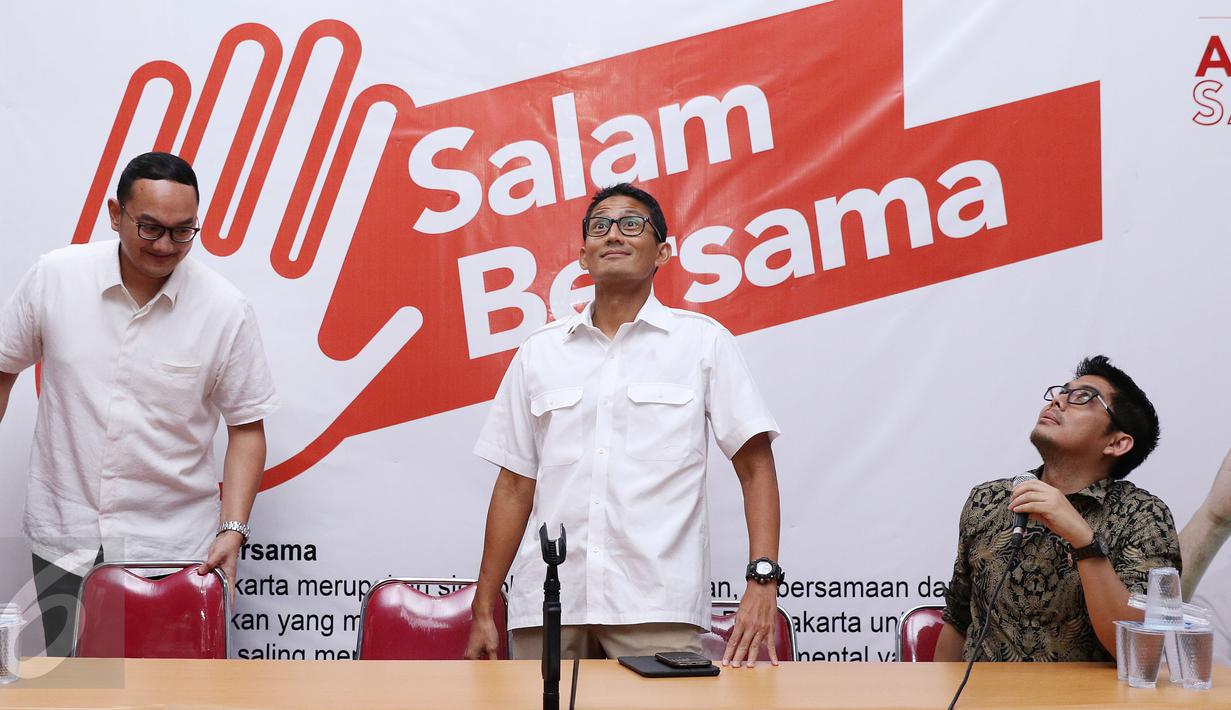Cawagub DKI Jakarta, Sandiaga Uno (tengah) jelang memaparkan rekapitulasi penerimaan dan pengeluaran dana kampanye di Jakarta, Kamis (8/12). Sandi menilai paparan rekapitulasi anggaran ini jadi wujud nyata transparansi. (Liputan6.com/Helmi Fithriansyah)