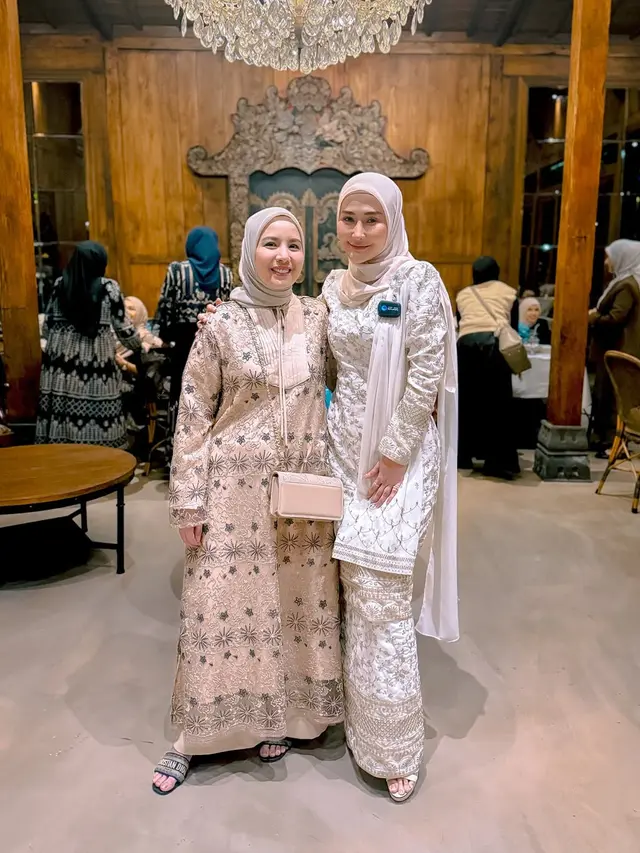Jadi Artis yang Berangkat Haji 2025, Intip 6 Outfit Gamis Ala Tya Ariestya