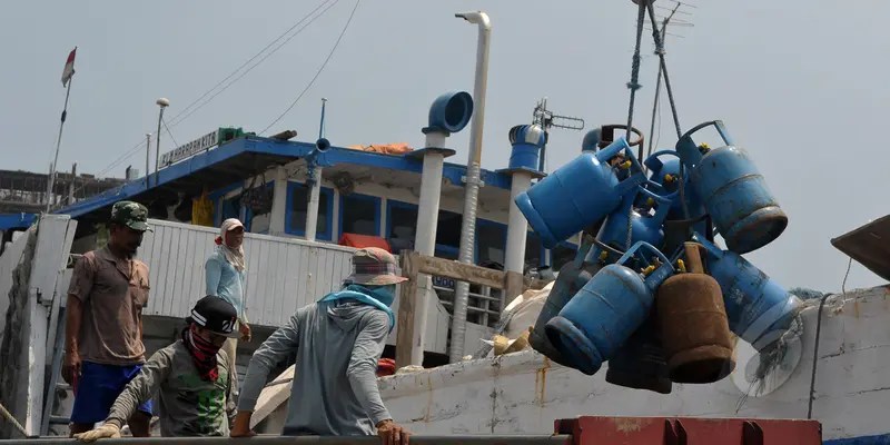 Aktivitas Bongkar Muat di Pelabuhan Sunda Kelapa