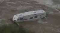 Banjir bandang juga menyapu sekitar 20 kendaraan beserta penumpang di dalamnya.