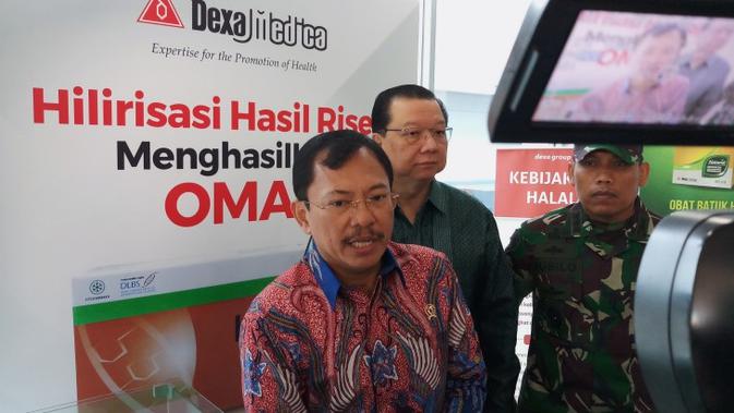 Ditemui di Dexa Site Cikarang, Bekasi, Jawa Barat, Menteri Kesehatan RI Terawan Agus Putranto mendorong produksi Obat Modern Asli Indonesia (OMAI) untuk menghadapi COVID-19 karena stok bahan baku impor bahan baku obat kimia di Tiongkok terhenti. (Liputan6.com/Fitri Haryanti Harsono)