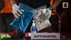 Direktur Tindak Pidana Narkoba Bareskrim Polri Brigjen Krisno Halomoan Siregar menunjukkan barang bukti saat rilis kasus narkoba jaringan internasional di Gedung Bareskrim Mabes Polri, Jakarta, Kamis (11/8/2022). Direktur Tindak Pidana Narkoba Bareskrim Polri Brigjen Krisno Halomoan Siregar mengatakan, peredaran narkoba kembali gencar karena kelonggaran PPKM disalahgunakan oleh sejumlah tempat hiburan malam. (Liputan6.com/Faizal Fanani)